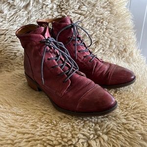 Comfortiva ankle boot, burgundy color. Excellent shape